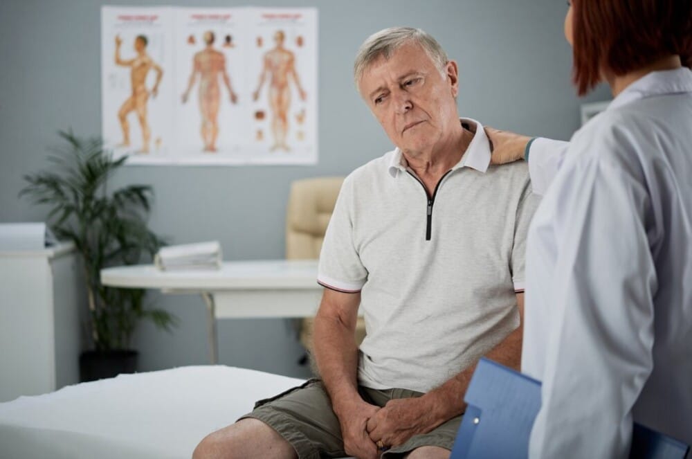 anciano preocupado en consulta fisioterapeuta