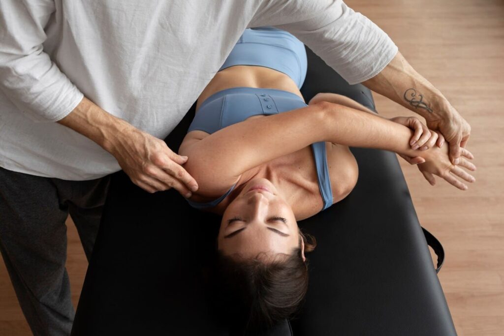 rehabilitacion fisica mujer fisioterapeuta estiramiento