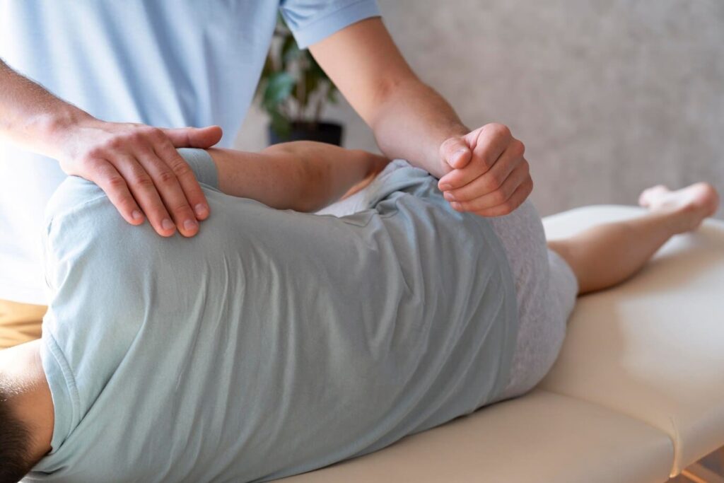 terapia fisica fisioterapeuta ayuda dolor lumbar paciente